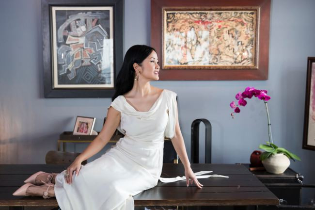 Được biết, sau khi ly hôn, mỗi tháng Kevin Gilmore – chồng cũ của Hồng Nhung - phải chu cấp hơn 52 triệu đồng cho mỗi bé. Số tiền này bao gồm tiền đóng học phí (khoảng 45 triệu đồng/1 bé), tiền phí bảo hiểm và thuê người giúp việc. Tổng cộng số tiền cho hai bé vào khoảng 105 triệu mỗi tháng.