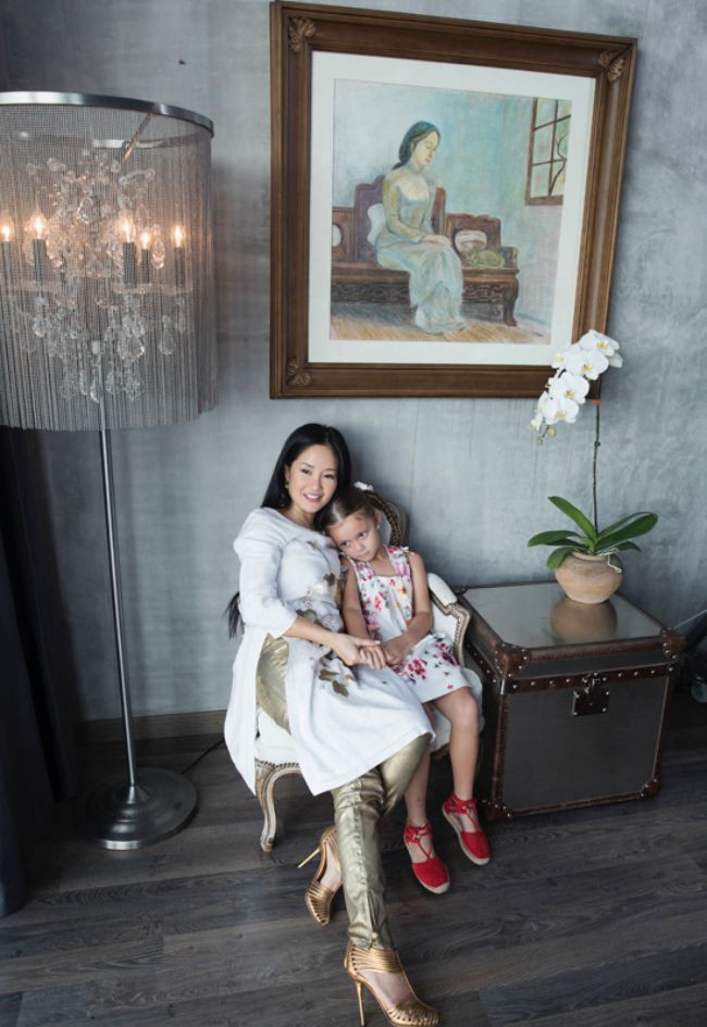 Theo cô: "Phụ nữ luôn nghĩ rằng mình sống vì con, làm tất cả mọi thứ cũng vì con. Vậy thì trong 20 phút trong ngày nghỉ chỉ để dành cho mình là hoàn toàn công bằng. Như việc tập yoga, tập hát, cắm hoa... Hoa thì đẹp, khi tập trung làm mình sẽ phân tâm khỏi nỗi buồn".