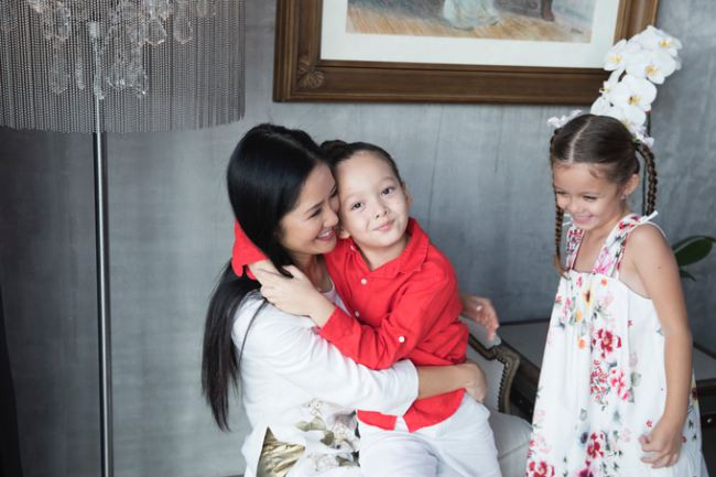 Về cuộc sống thường ngày, Hồng Nhung không ngại tiết lộ với khán giả, cô dành trọn thời gian cho bản thân, công việc và hai con. Buổi sáng của nữ diva bắt đầu từ 7h30 tại trung tâm tập yoga, buổi trưa và tối sẽ dành cho hai bé Tôm - Tép và buổi chiều cho nghệ thuật.