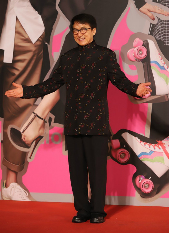 Góp mặt tại Lễ trao giải, Thành Long- ông vua phim hài hành động tỏ ra rất hào hứng.