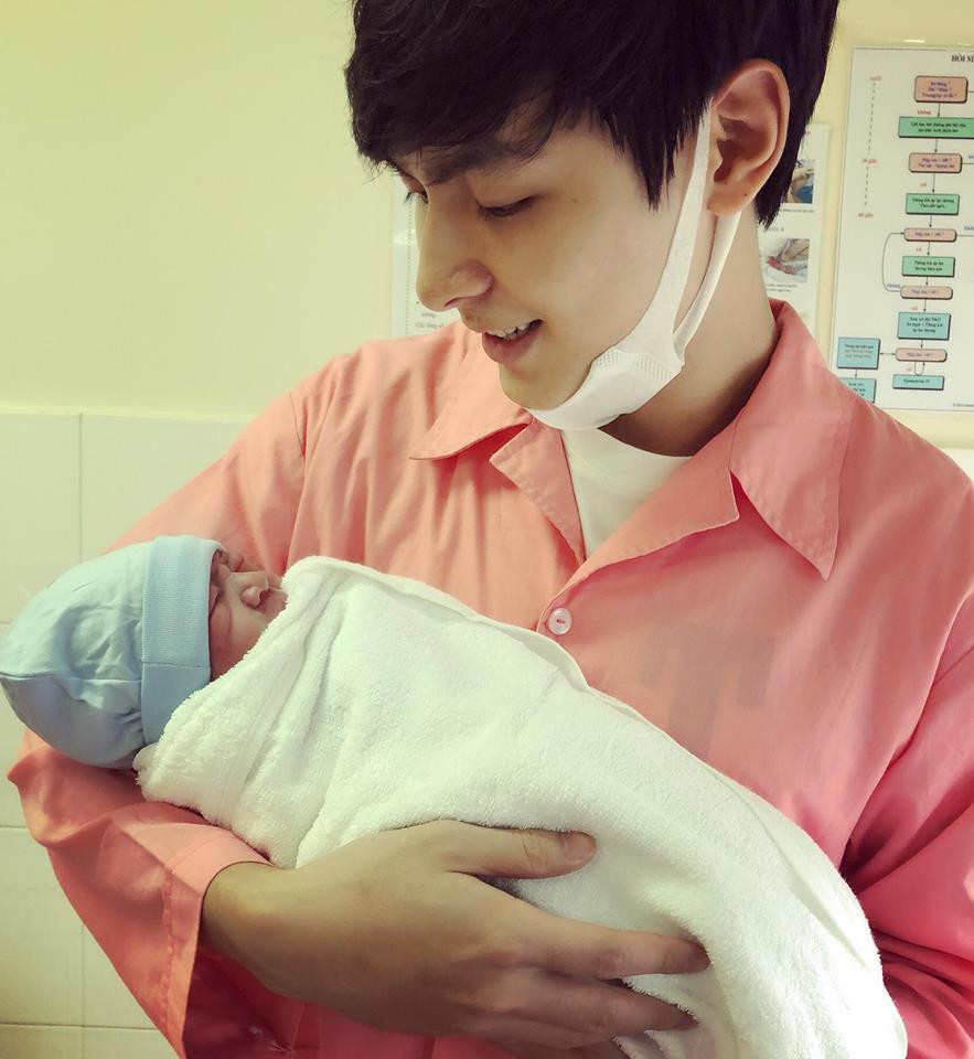 Jay Quân cười hạnh phúc bên con trai đầu lòng.