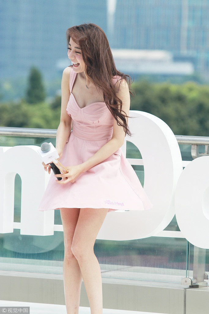 Khoảnh khắc Địch Lệ Nhiệt Ba cười lúng túng vì gió lớn. Địch Lệ Nhiệt Ba hiện gây chú ý khi đóng chính Nghìn lẻ một đêm bên cạnh Đặng Luân.