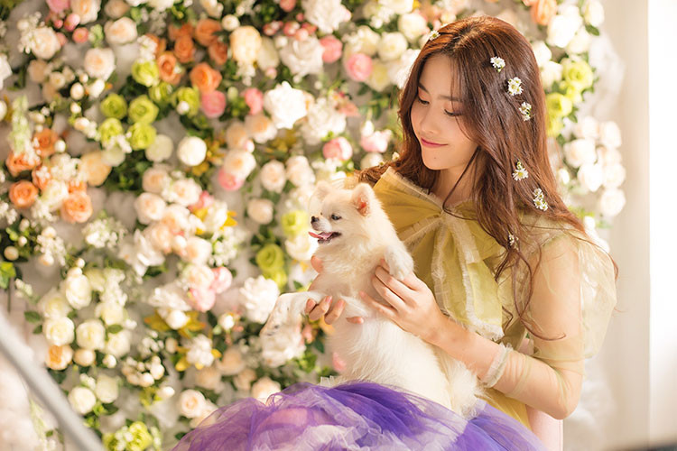 Được biết đến từ cuộc thi sắc đẹp, Hoa khôi Nam Em bất ngờ lấn sân ca hát. Không chỉ tạo ấn tượng khi tham gia Tình Bolero 2016, các sản phẩm âm nhạc của cô như: MV Tết sang, Giá như cha còn ở trên đời…cũng được khán giả đón nhận.