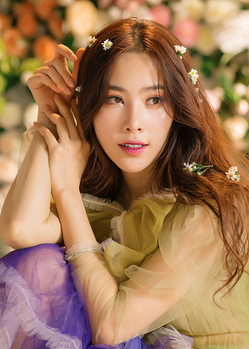 Khởi đầu cho loạt dự án của Nam Em là MV “Cùng anh đi xa”- sáng tác mới của Phúc Bồ được “đo ni đóng giày” cho giọng hát của Nam Em.