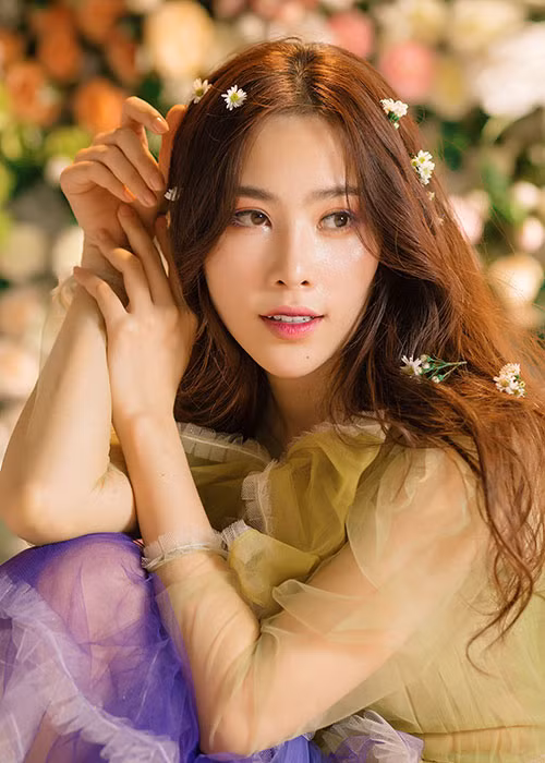 Khởi đầu cho loạt dự án của Nam Em là MV “Cùng anh đi xa”- sáng tác mới của Phúc Bồ được “đo ni đóng giày” cho giọng hát của Nam Em.