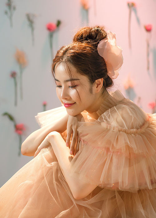 Câu chuyện trong MV đơn giản nhưng ấn tượng với những góc quay đẹp và hình ảnh được chăm chút tỉ mẩn.