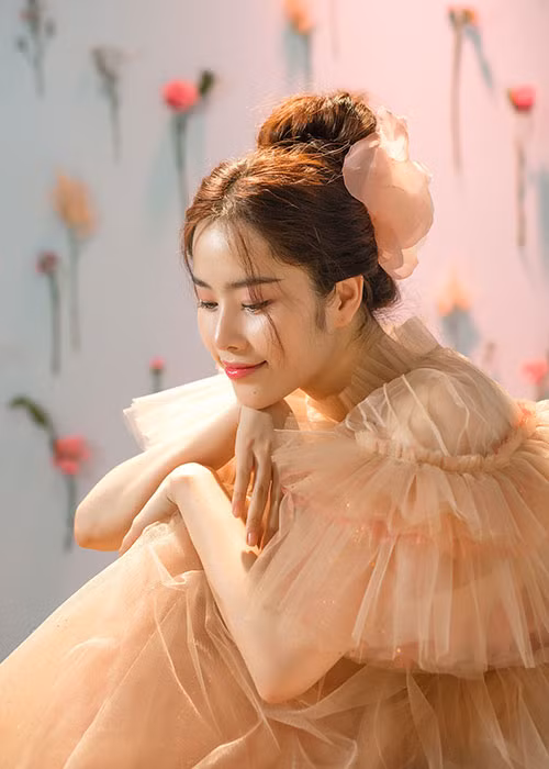 Câu chuyện trong MV đơn giản nhưng ấn tượng với những góc quay đẹp và hình ảnh được chăm chút tỉ mẩn.