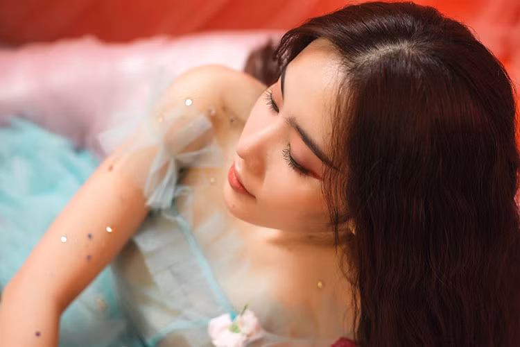 Nam Em chia sẻ: “Tôi thật sự nghiêm túc, quyết tâm theo đuổi con đường ca hát chuyên nghiệp và chinh phục khán giả bằng những sản phẩm âm nhạc tốt nhất có thể. Bằng khả năng của mình, tôi sẽ cố gắng trình làng 1 MV mỗi tháng, sẽ là những bất ngờ mà tôi mong muốn mang đến cho khán giả”.