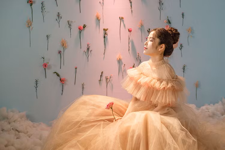 Khai thác lợi thế vẻ đẹp dịu dàng và ngày càng gợi cảm, Nam Em hóa thân thành cô gái đáng yêu, trong sáng trong những bộ cánh thanh lịch, lột tả hình ảnh cô gái đang hạnh phúc trong tình yêu.