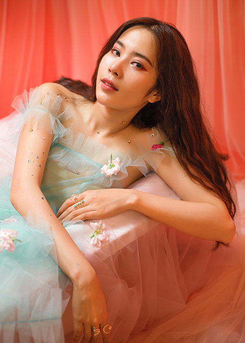 MV “Cùng anh đi xa” của Nam Em ra mắt khán giả vào 20h00 tối 14/3 trên kênh Youtube chính thức của Nam Em.