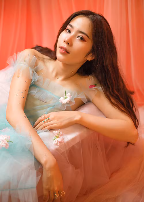 MV “Cùng anh đi xa” của Nam Em ra mắt khán giả vào 20h00 tối 14/3 trên kênh Youtube chính thức của Nam Em.