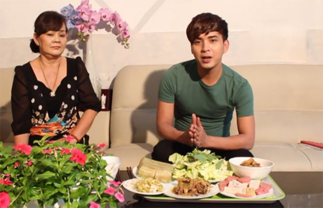 Hồ Quang Hiếu và mẹ. Nam ca sĩ hầu như không chia sẻ nhiều về bố.