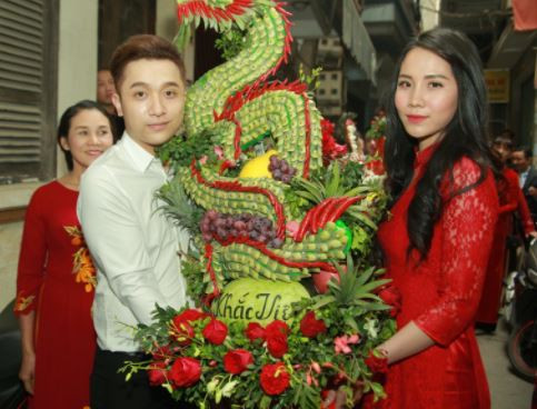 Yanbi cũng xuất hiện trong đám hỏi của Khắc Việt.