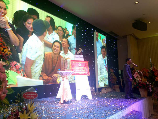 Hoài Linh và Trường Giang khiến buổi họp mặt đồng hương Quảng Nam tại TP.HCM trở nên sôi nổi hơn.