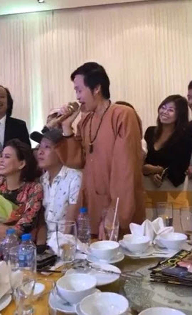 Hình ảnh được cho là Trường Giang kém vui khi ngồi cạnh Hoài Linh đang được dân mạng chia sẻ.