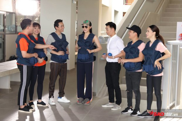 Ở thử thách đầu tiên, các nghệ sĩ phải mang thêm một cục tạ nặng 1kg tương ứng với việc tăng cân trong giai đoạn đầu của các bà bầu.