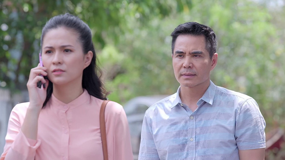 Phúc và Kiệt đã có một mối tình sâu nặng và cả hai đều là nạn nhân của mẹ ruột Nhân. Trong lúc Phúc chuẩn bị đám cưới với Kiệt thì cô bị thím của mình – tức là mẹ của Nhân "lôi" đi giới thiệu hết người này đến người khác. Một lần, Phúc bị "mắc bẫy" của thím và đã qua đêm với một người lạ trong khách sạn. Kể từ đó, mẹ của Nhân trốn biệt tích, còn Phúc thì tránh mặt Kiệt. Tuy nhiên, trước đó cô đã có thai với Kiệt. Phúc đã về quê bí mật sinh nở, rồi ra nước ngoài sinh sống. Ông Lực đã giúp Phúc nói dối với cả gia đình, dòng họ lẫn với Kiệt rằng cô đã lấy chồng Việt kiều.