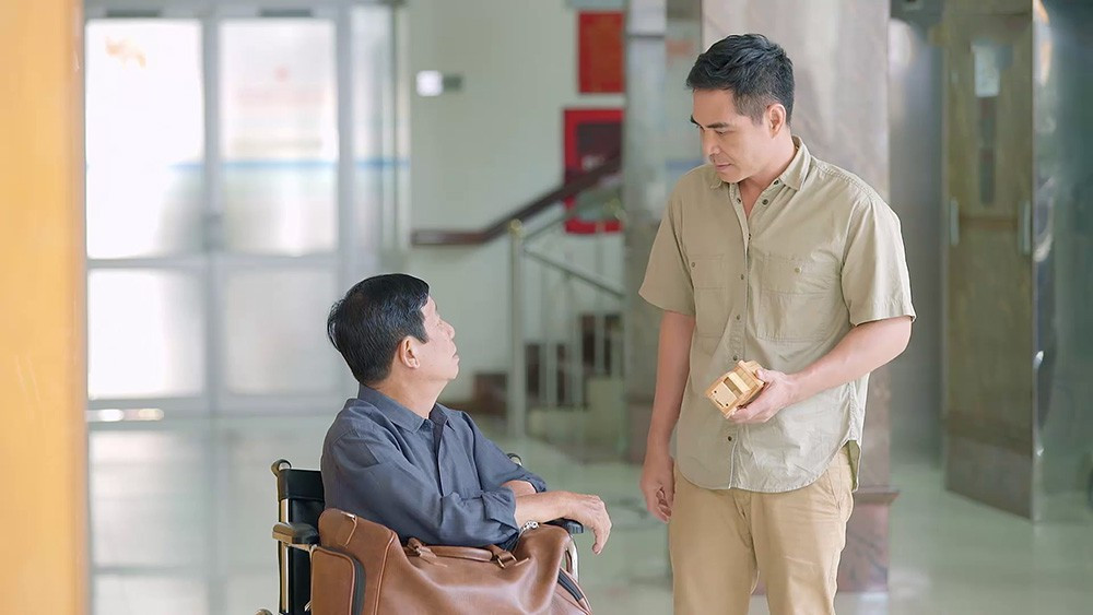 Tuy nhiên, nhớ đến những lời tâm sự của Phúc rằng cô không muốn trở thành gánh nặng cho Kiệt, ông đành giấu lại bí mật trong lòng. Mặc dù để ý thấy được tâm trạng bất ổn của cha, nhưng Kiệt lại không hỏi rõ ngọn ngành. Thế là anh đã mất đi một cơ hội biết được sự thật mà cha và người yêu cũ của mình đang cất giấu.