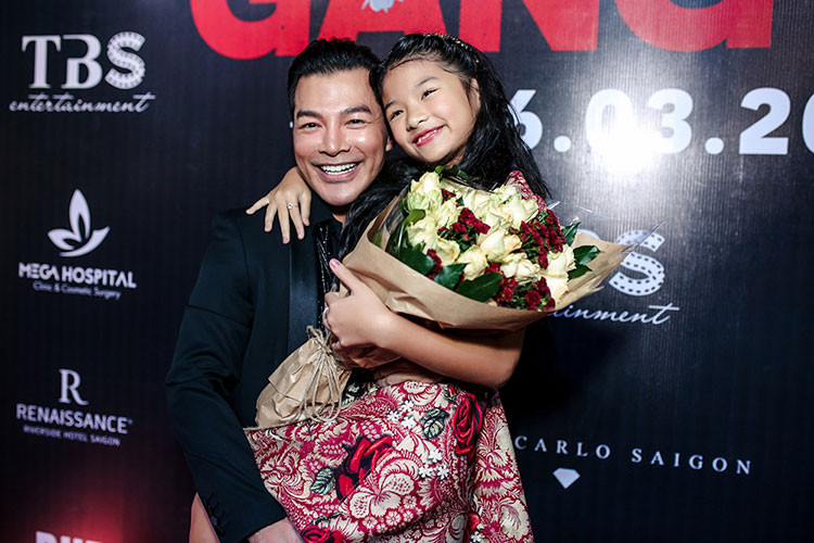 Trần Bảo Sơn chụp ảnh cùng cô con gái cưng.
