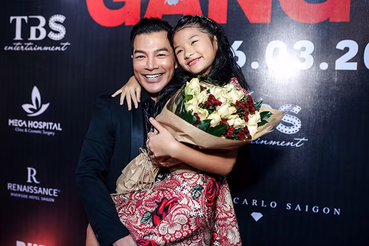 Trần Bảo Sơn chụp ảnh cùng cô con gái cưng.