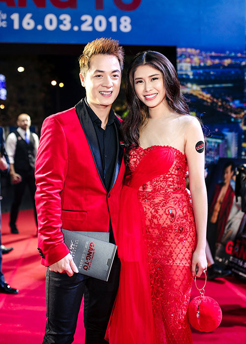 Vợ chồng ca sĩ Đăng Khôi - Thủy Anh nổi bật với trang phục đỏ đến tham dự sự kiện.