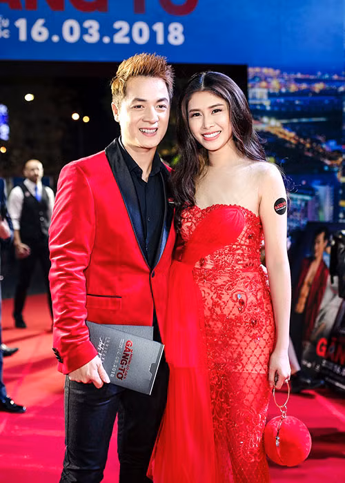 Vợ chồng ca sĩ Đăng Khôi - Thủy Anh nổi bật với trang phục đỏ đến tham dự sự kiện.