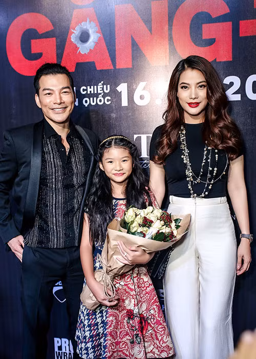 Tối 14/3, phim “Girls 2 - Những cô gái và găng tơ” của nhà sản xuất Trần Bảo Sơn kết hợp với nữ đạo diễn Barbara Wong Chun Chun (Hoàng Chân Chân) và ê-kíp đến từ Hong Kong thực hiện đã có buổi ra mắt tại TPHCM.