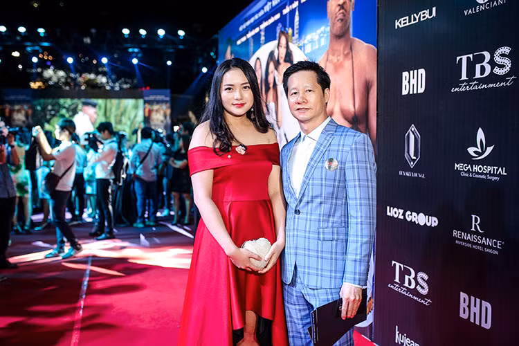 Vợ chồng Phan Như Thảo và chồng đại gia đến thưởng thức bộ phim.