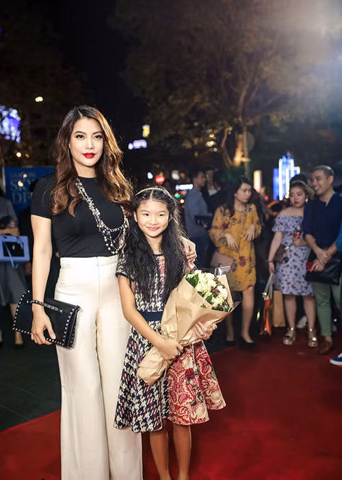 Trong buổi ra mắt phim của chồng cũ, Trương Ngọc Ánh đưa con gái Bảo Tiên đến chúc mừng.