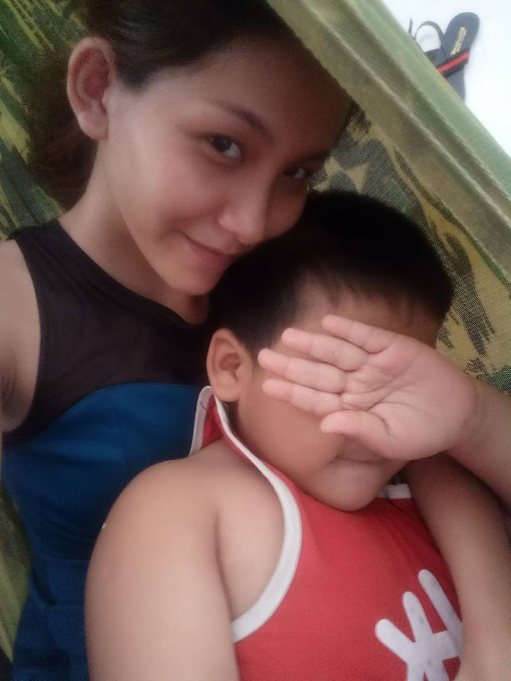 Chân dài sinh năm 1994 hiện có một con nhỏ được 5 tuổi. Từ sau khi xảy ra sự việc, bé đã được gửi vê quê ngoại ở Tiền Giang để chăm sóc. Kim Phượng cho hay, cô cũng từng suy nghĩ, sợ rằng con mình sau này bị nhiều người trêu ghẹo bởi họ không hiểu được công việc của mình, nhưng cô mong rằng khi lớn lên, bé sẽ hiểu và thông cảm cho mẹ.