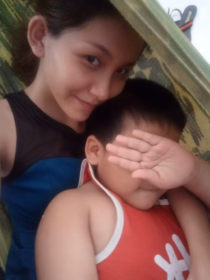 Chân dài sinh năm 1994 hiện có một con nhỏ được 5 tuổi. Từ sau khi xảy ra sự việc, bé đã được gửi vê quê ngoại ở Tiền Giang để chăm sóc. Kim Phượng cho hay, cô cũng từng suy nghĩ, sợ rằng con mình sau này bị nhiều người trêu ghẹo bởi họ không hiểu được công việc của mình, nhưng cô mong rằng khi lớn lên, bé sẽ hiểu và thông cảm cho mẹ.