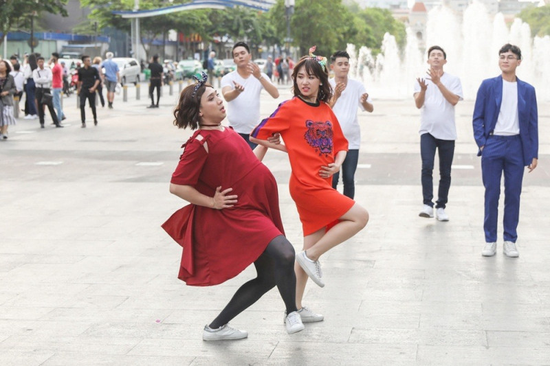 Trấn Thành hoa bà bầu “dữ dằn” bên cạnh Hari Won.