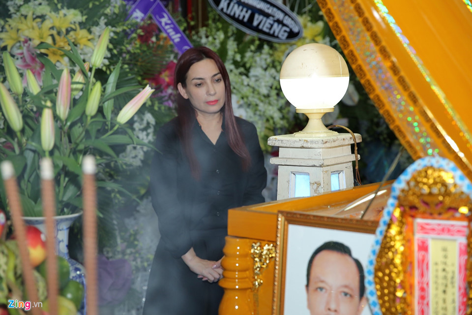 Phi Nhung thẫn thờ nhìn linh cữu của nghệ sĩ Thanh Hoàng. Nữ ca sĩ cho biết mặc dù theo đuổi con đường âm nhạc, chị cũng đam mê diễn xuất. Mỗi lần được làm việc với cố nghệ sĩ chị học hỏi được nhiều điều.