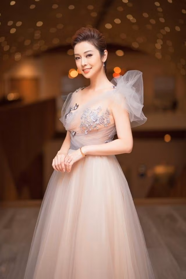  Hình ảnh Jennifer Phạm xinh đẹp hút mắt nhìn.