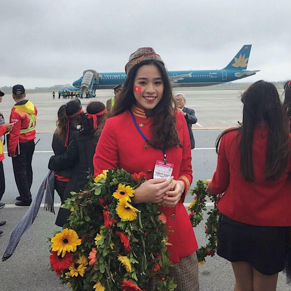 Cô bạn cũng từng được “truy lùng” ráo riết trên mạng xã hội khi xuất hiện chớp nhoáng trong chương trình trực tiếp đón U23 Việt Nam ở sân bay.