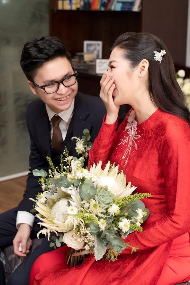 Cặp đôi cười rạng rỡ trong ngày cưới.