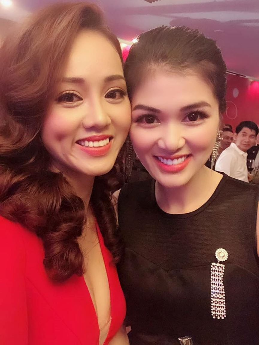 Ngọc Hà có gương mặt hiền, dịu dàng và má lúm đồng tiền duyên dáng.