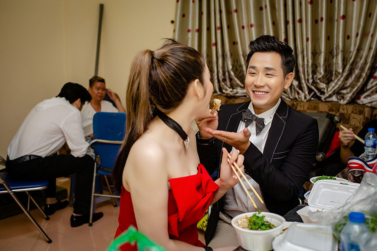 Lý Nhã Kỳ cho biết, cô rất thích Hà Nội nên đã rủ Nguyên Khang sau khi quay hình xong sẽ đi khám phá Hà Nội về đêm trước khi về lại Sài Gòn.