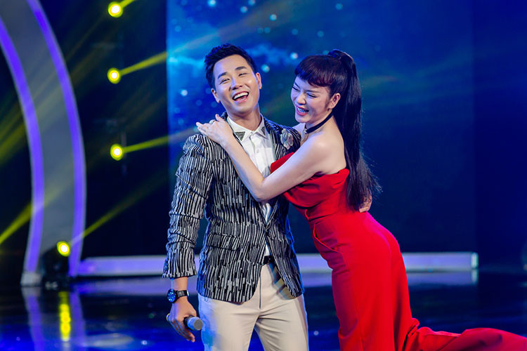 Lý Nhã Kỳ còn có những cử chỉ thân mật với Nguyên Khang. Cô ôm vai và hôn nhẹ lên má chàng MC điển trai.