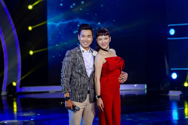 Mới đây, Nguyên Khang và Lý Nhã Kỳ cùng xuất hiện trong một show truyền hình mới dành cho các ảo thuật gia thi tài.