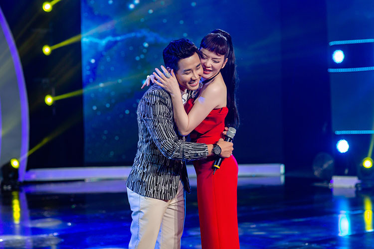 Mỗi lần giải lao, Nguyên Khang và Lý Nhã Kỳ thường hay dành thời gian trò chuyện cùng nhau.