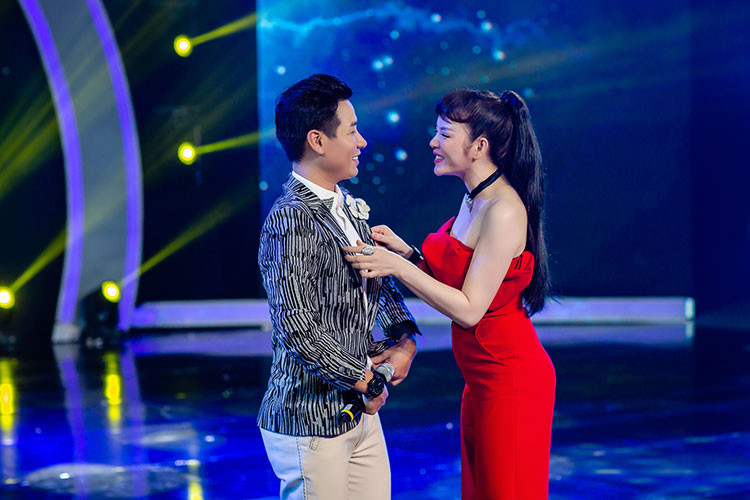 Lý Nhã Kỳ xuất hiện trong vai trò giám khảo và Nguyên Khang là host của chương trình. Cả hai từng có duyên làm việc với nhau lần đầu trong chương trình Ngôi sao thiết kế Việt Nam.