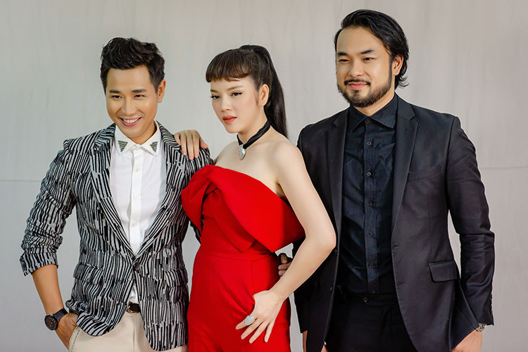 Trước đó, khi dính tin đồn bị bắt, Lý Nhã Kỳ đã khéo léo lên tiếng phủ nhận. Thậm chí, Lý Nhã Kỳ còn livestream trò chuyện cùng khán giả. Bình thản xuất hiện giữa ồn ào, Lý Nhã Kỳ đã trấn an người hâm mộ.