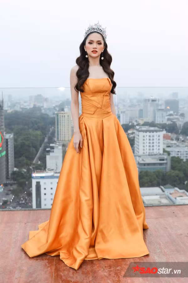 Nói về ý tưởng đề nghị các khách mời diện trang phục màu đỏ, giọng ca Ngay dưới hiên nhà chia sẻ tất cả mọi người mặc trang phục, riêng Hương Giang mặc trang phục màu vàng giống với hình ảnh lá cờ của Việt Nam. Bên cạnh việc thể hiện lòng yêu nước, ngôi sao vàng tuy nhỏ bé nhưng lại vô cùng toả sáng, giống như cách cô đã thể hiện trong suốt chặng đường tham gia Miss International Queen 2018.