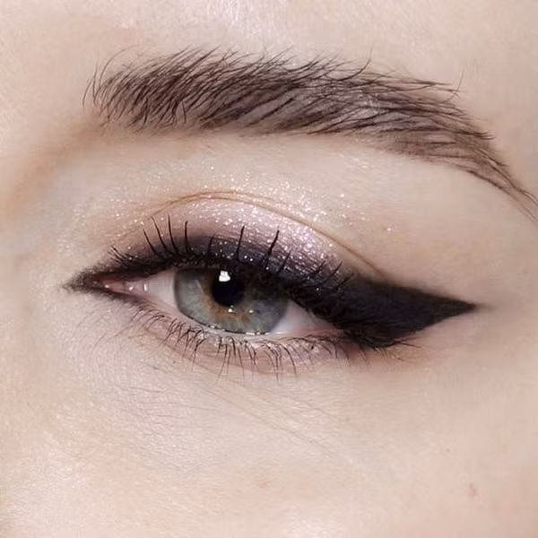 Đôi mắt mèo đẹp mê hoặc với cách kẻ đơn giản.