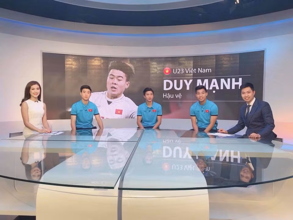 Thu Hằng trong buổi giao lưu với các tuyển thủ U23 sau vòng chung kết U23 châu Á tổ chức tại Trung Quốc vừa qua.