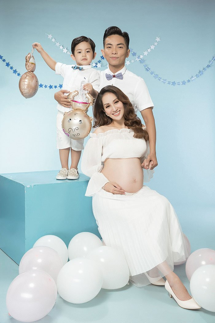 Sau ba năm chung sống và sinh con trai đầu lòng, cặp đôi Khánh Thi - Phan Hiển lại hạnh phúc chờ đón em bé thứ hai.