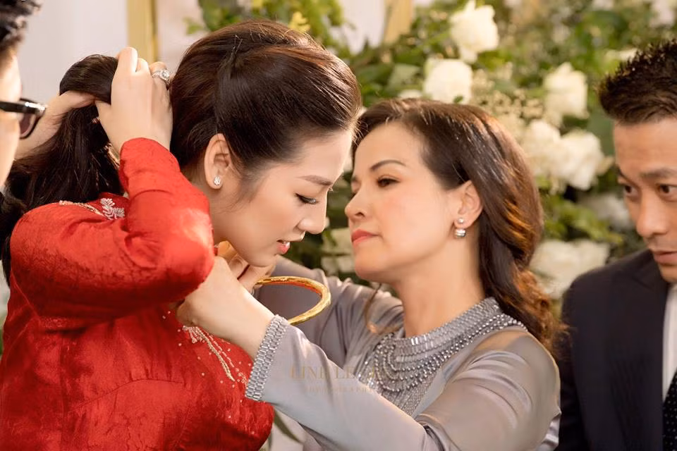 Trước giờ lên xe hoa, Tú Anh nhận quà cưới từ bố mẹ.