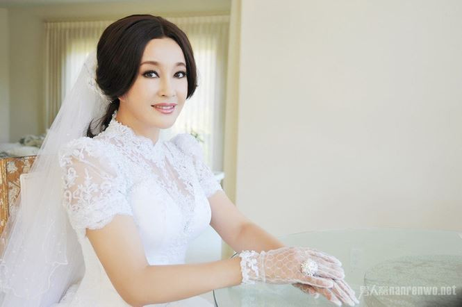 Tuy nhiên, đường tình duyên của Lưu Hiểu Khánh lại vô cùng lận đận, khi phải đến lần kết hôn thứ 4, nữ minh tinh mới tìm được hạnh phúc thật sự dù họ không có con chung.