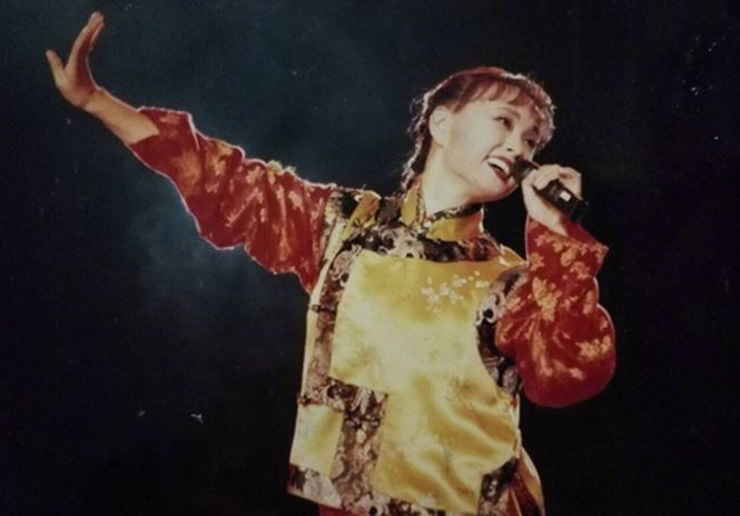 Trong đó, Lưu Hiểu Khánh biểu diễn với trang phục cổ trang, thể hiện tài chơi đàn, ca hát, nhảy múa.